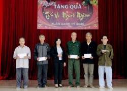 Hội ND tỉnh: 10 suất quà tặng các gia đình chính sách tại thị xã Hoàng Mai