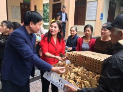 Hội ND tỉnh Hưng Yên trao tặng 50 triệu đồng giúp đỡ hội viên, nông dân Nghệ An khôi phụ hậu quả lũ lụt