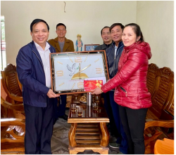 Hội Nông dân tỉnh Nghệ An: Thăm hỏi, tặng quà chúc mừng giáng sinh năm 2020