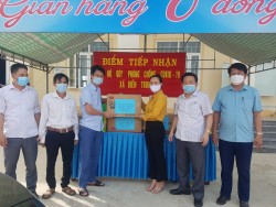 Hội Nông dân tỉnh trao tặng 2.000 quả trứng gà cho các địa điểm cách ly phòng chống Covid-19 tại huyện Diễn Châu