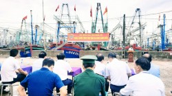 Hội Nông dân tỉnh Nghệ An trao quà cho các ngư dân vươn khơi, bám biển