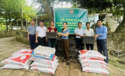 Hội ND huyện Anh Sơn: Bàn giao, hỗ trợ gà giống và vật tư cho nông dân