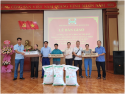 Hoàng Mai: Trao hỗ trợ gà giống và Vật tư nông nghiệp cho hội viên nông dân