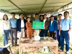 Hội Nông dân xã Tam Sơn (Anh Sơn) trao tặng 18.800.000 đ cho hội viên có hoàn cảnh khó khăn xây nhà mới