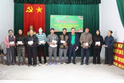 Hội Nông dân xã Quỳnh Anh trao 176 suất quà tết cho hộ nghèo và gia đình khó khăn trị giá trên 100 triệu đồng