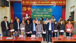Hội Nông dân tỉnh Nghệ An tặng quà Tết Xuân Bính Ngọ tại xã Châu Bình