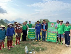 Hội Nông dân xã Tân Kỳ ra quân tuyên truyền bảo vệ sản xuất và môi trường
