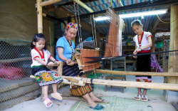 Thổ cẩm của người Thái - Những bài thơ viết chậm