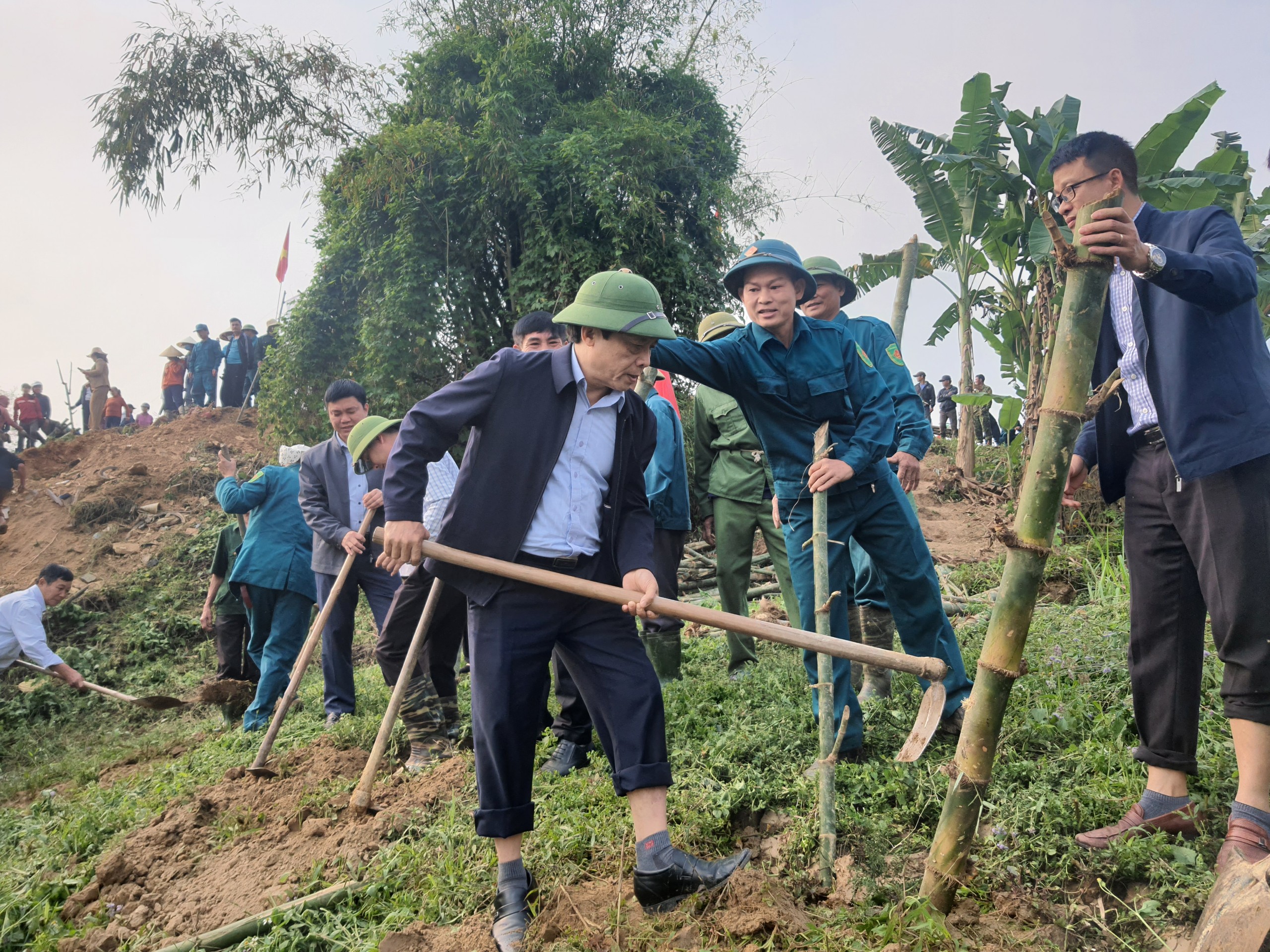 dc nguyen quang tung tuv chu tich hnd tinh tham gia trong tre cung nhan dan