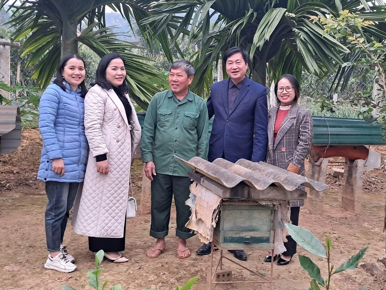 dong chi nguyen hong son pct hnd tinh tham mo hinh nuoi ong tai xa quang thanh