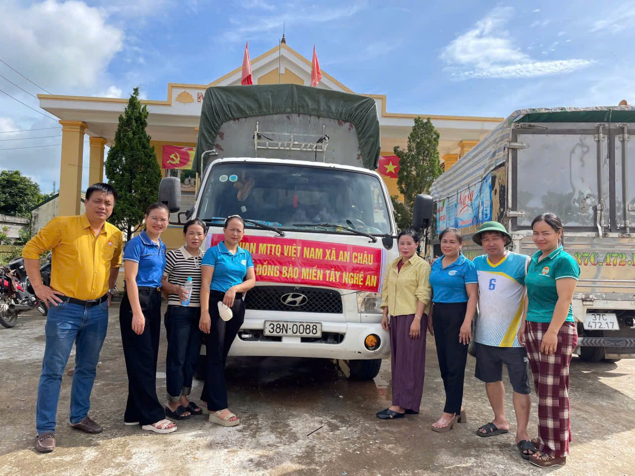 gen h can bo hoiij vien nong dan va phu nu xa an chau dang tiep nhan nhu yeu pham de tap ket ho tro ba con tay nghe an