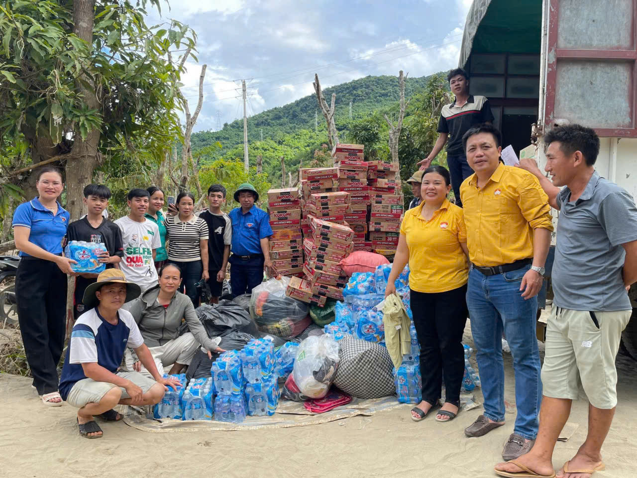 gen h nhu yeu pham cua ba con nong dan va nhan dan da duoc gui den nhan dan vung lu xa tuong duong