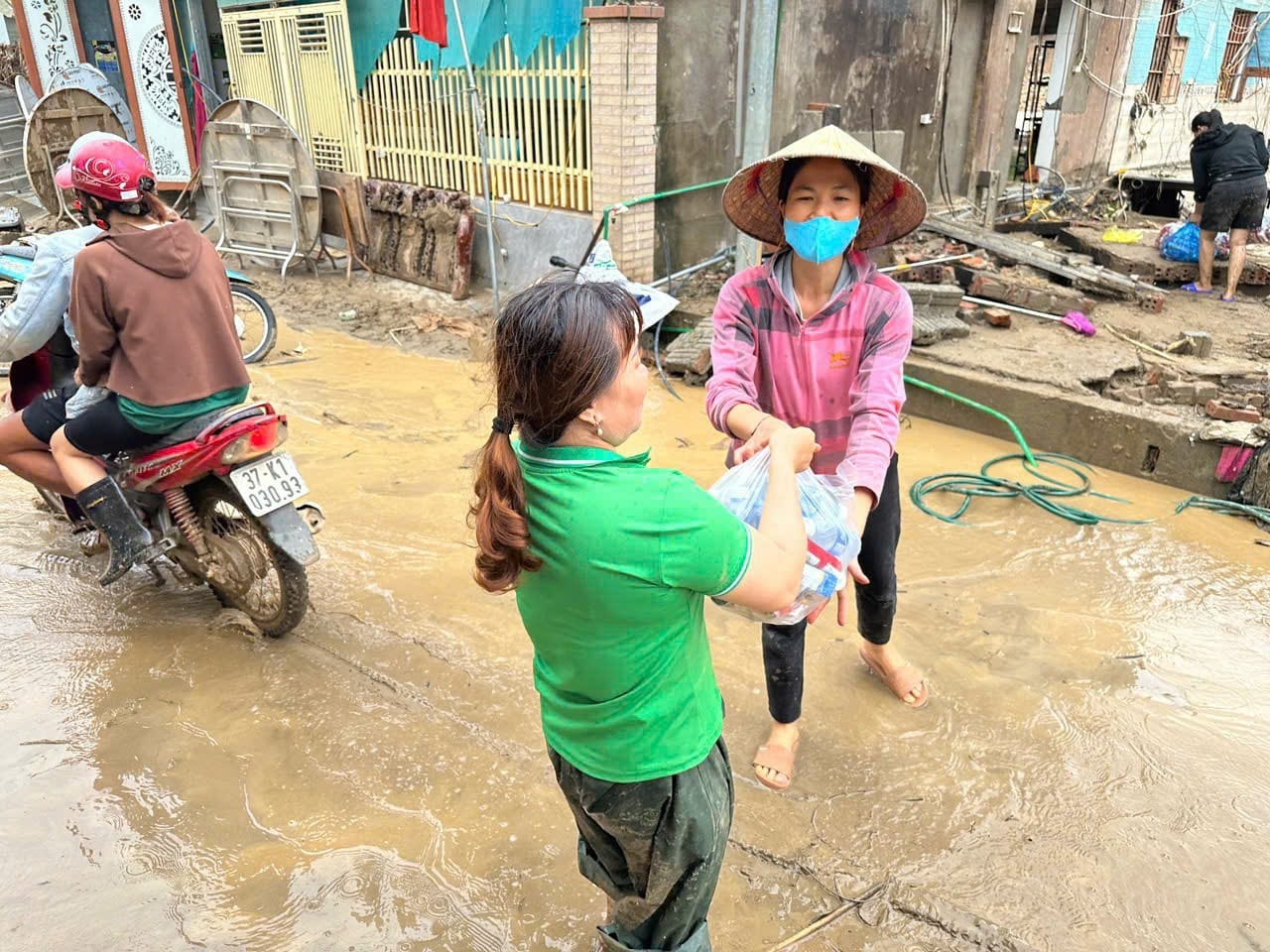 hoi nong dan xa quynh anh ho tro nhan dan vung lu