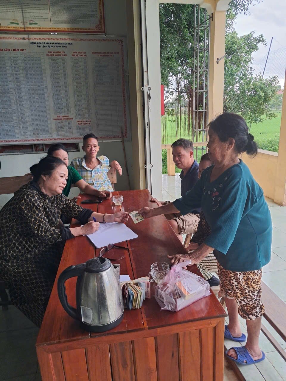 nhan dan xa thuan trung ho tro dong bao lu lut