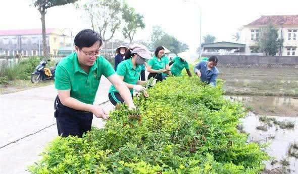 gen n can bo hoi vien nong dan cham soc tuyen duong sang xanh sach dep cua hoi nong dan xay dung 1