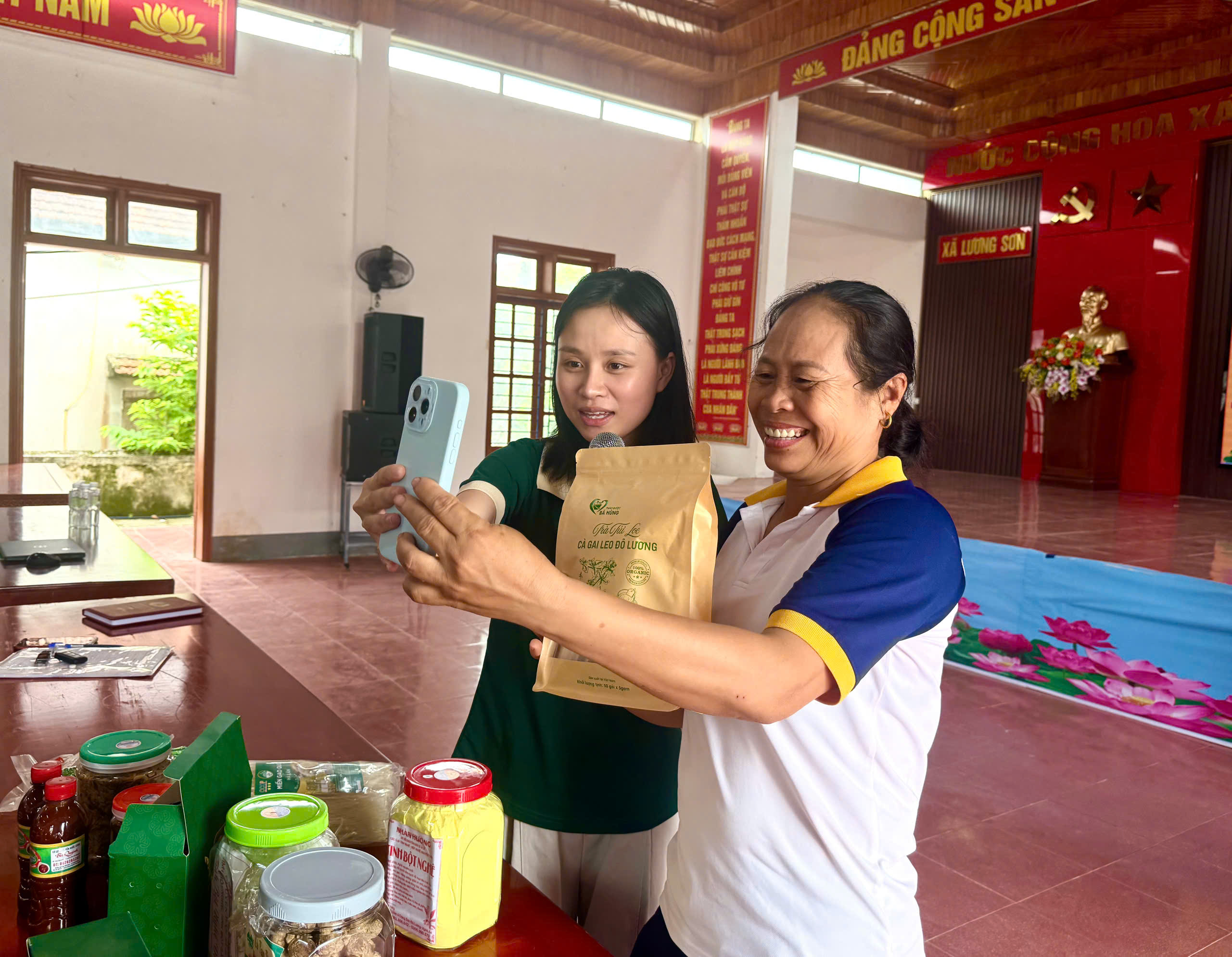 hoc vien duoc giang vien huong dan su dung dien thoai thong minh de quay video quang ba nong san