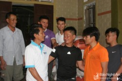 Giây phút đoàn tụ với gia đình của thuyền viên Phạm Văn Hoàng ở xã Quỳnh Thọ (Quỳnh Lưu). Ảnh: Việt Hùng