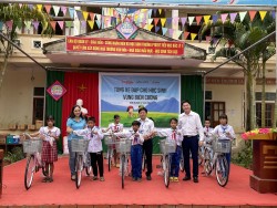 Trao 100 xe đạp cho học sinh nghèo dân tộc thiểu số vùng biên giới