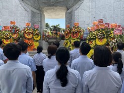 Hội Nông dân tỉnh Nghệ An dâng hương tại nghĩa trang Liệt sỹ Quốc tế Việt Lào