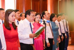 Đoàn đại biểu Hội Nông dân tỉnh Nghệ An dâng hương báo công với Bác