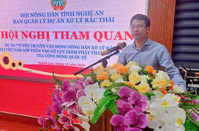 Đồng chí Trần Văn Đức – Trưởng ban Kinh tế - Xã hội phát biểu tại hội nghị tham quan mô hình xử lý rác thải hữu cơ thân thiện với môi trường tại huyện Quỳnh Lưu.