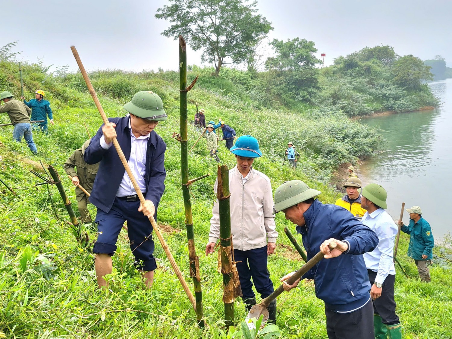 dong chi nguyen quang tung chu tich hoi nd tinh tham gia trong tre tai xa long son huyen anh son