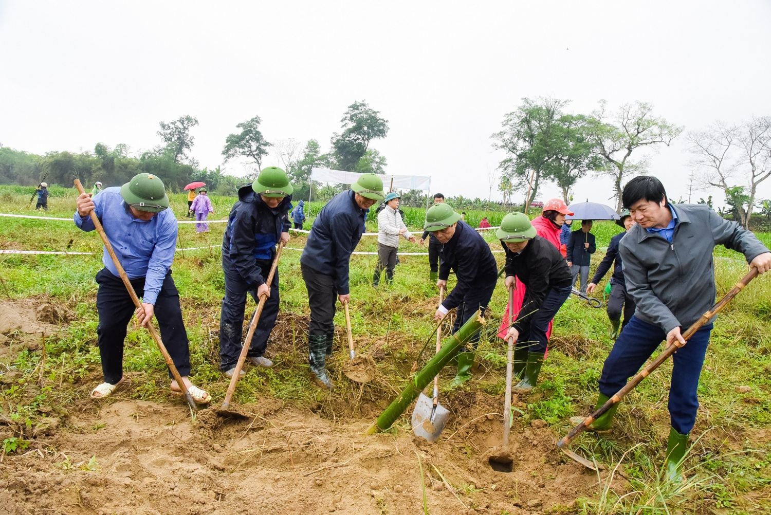 Các đại biểu trồng cây dọc bờ Sông Lam